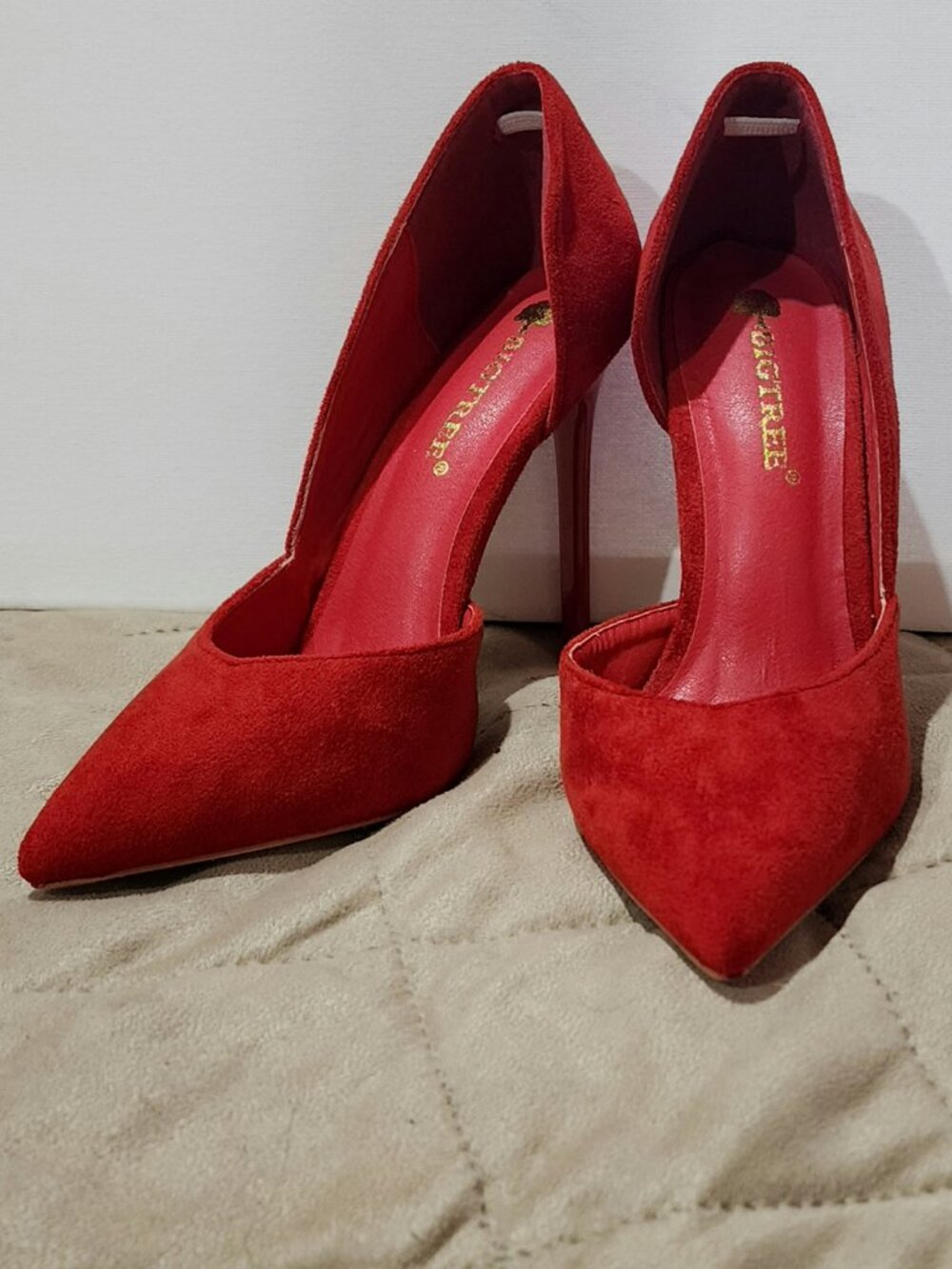 Simple Red Heels - Picture 1 of 4